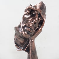 مجسم ديكور بوجه تعبيري لا أسمع