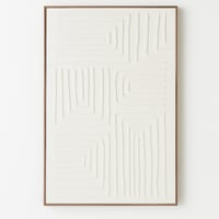 لوحة فنية بتصميم تجريدي بارز بخطوط متعرّجة تمنح ال...