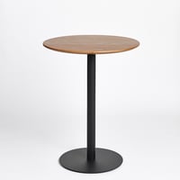 طاولة كوفي أنيقة بسطح خشبي وقاعدة معدنية ثابتة.