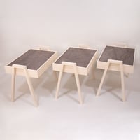 طقم طاولات خدمة بلون ابيض بسطح طباعه رخاميه