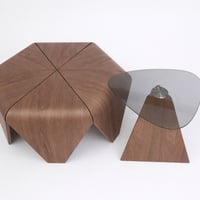 طقم طاولات تصميم هندسي جريء يبرز جمال الخطوط والزو...