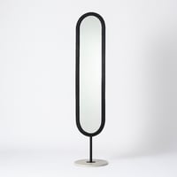 مرآة أرضية سوداء بإطار بيضاوي أنيق ولمسة عصرية، تض...