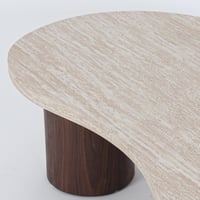 طاولة قهوة بيج - سطح خشبي وقاعدة خشبية أسطوانية