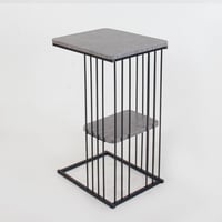 طاوله خدمة مفرد رمادي قواعد حديد بسطح خشبي