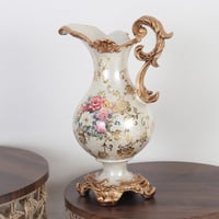 إبريق فاخر بنقوش ذهبية وزهور كلاسيكية