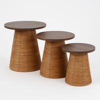 طقم طاولات خزف فاتح - أسطح خشب داكنة