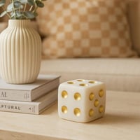 مجسم نرد ديكوري بلون عاجي ونقاط ذهبية يضفي لمسة فخ...