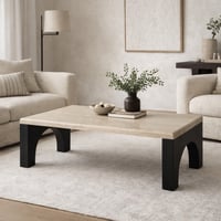 طاولة قهوة بتصميم بسيط وأنيق، سطح بلون اسود مع أرج...