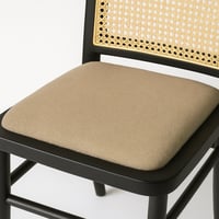 كرسي خشبي بتصميم كلاسيكي وظهر من القش، يضفي لمسة د...