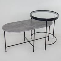 طاولة يسطح خشبي رمادي مع طاولة زجاج دائرية