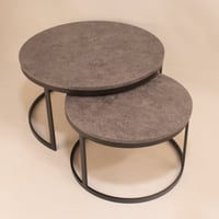 طقم طاولات دائرية حديد بسطح خشبي رمادي