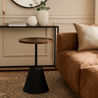 طاولة خدمة خشب داكن بقواعد سوداء خزف