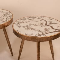 طقم طاولات خدمة بقواعد حديدية و بأسطح مزوده بمرايا...