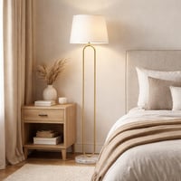 مصباح أرضي بتصميم أنيق، هيكل معدني ذهبي مع قاعدة ر...