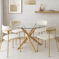 طقم طاولة زجاجية مع كراسي فاتحة بتصميم عصري وأنيق.