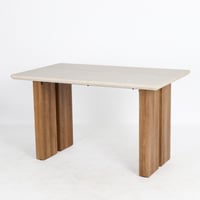 طاولة طعام عصرية بسطح فاتح ولمسة فاخرة