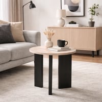 طاولة جانبية دائرية بتصميم عصري، سطح بلون فاتح وقا...