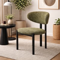 كرسي بتصميم عصري وبسيط، مبطن بقماش اخضر ناعم مع أر...