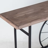 كونسول انيق على شكل عربة