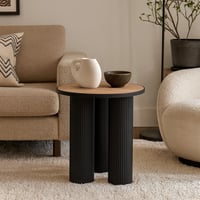 طاولة جانبية دائرية أنيقة بثلاث أرجل مخددة وسطح خش...