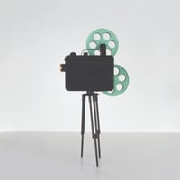 تحفه بشكل كاميرا تصوير بقاعده حديديه