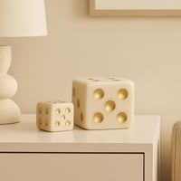 مجسم نرد ديكوري بتصميم رخامي ونقاط ذهبية أنيقة.