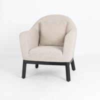 كرسي عصري لون البيج بإطار معدني ومقعد مبطّن يجمع ا...