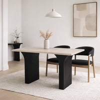 طاولة عصرية بسطح فاتح أنيق وقاعدة سوداء منحنية تعط...