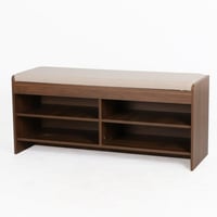 خزانة بتصميم أنيق وعملي، توفر مساحات تخزين مفتوحة