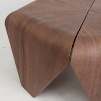 طقم طاولات تصميم هندسي جريء يبرز جمال الخطوط والزو...