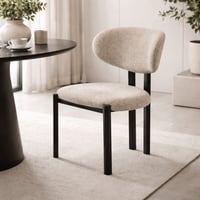 كرسي بتصميم عصري وبسيط، مبطن بقماش بني ناعم مع أرج...