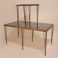 طقم طاولات بسطح زجاج ولمسة خشبية وقواعد حديد