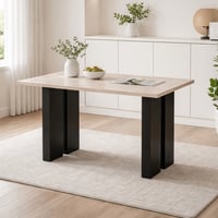 طاولة طعام عصرية بسطح فاتح ولمسة فاخرة