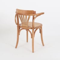 كرسي خشبي كلاسيكي - لمسة من الخيزران