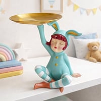 مجسم قزم ديكوري بلون ازرق يحمل صينية ذهبية أنيقة.