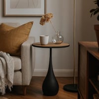 طاولة جانبية دائرية أنيقة بسطح خشبي وقاعدة سوداء.