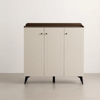 خزانة بتصميم عصري بلون بيج مع حواف خشبية داكنة، وأ...