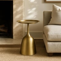 طاولة جانبية بتصميم عصري ولون ذهبي أنيق، تضيف لمسة...