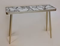 طاولة مدخل بسطح زجاجي مشجر بقواعد معدنيه