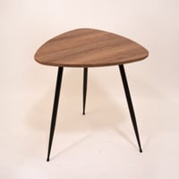 طاولة خدمة قاعدة حديد وسطح خشبي بشكل مثلث