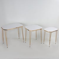 طقم طاولات خدمة سداسي بسطح خشبي بقواعد حديد