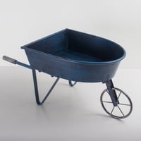 حاملة زهور بشكل عربة متحركة