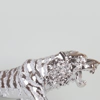 مجسم نمر باللون الفضي بحجم كبير