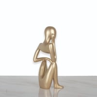 مجسم صغير ذهبي