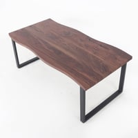 طاولة وسط - سطح متعرج خشب - قواعد معدن