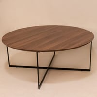 طاولة مجلس دائرية بسطح خشبي بقواعد حديد (لون بني)