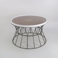 طاولة معدن ذات سطح زجاج كبير .