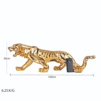 مجسم نمر باللون الذهبي بحجم كبير