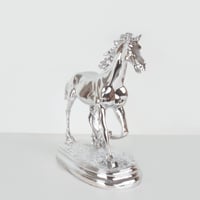 مجسم حصان فضي