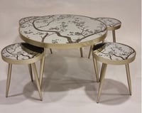 طقم طاولات بسطح مرايا مشجر